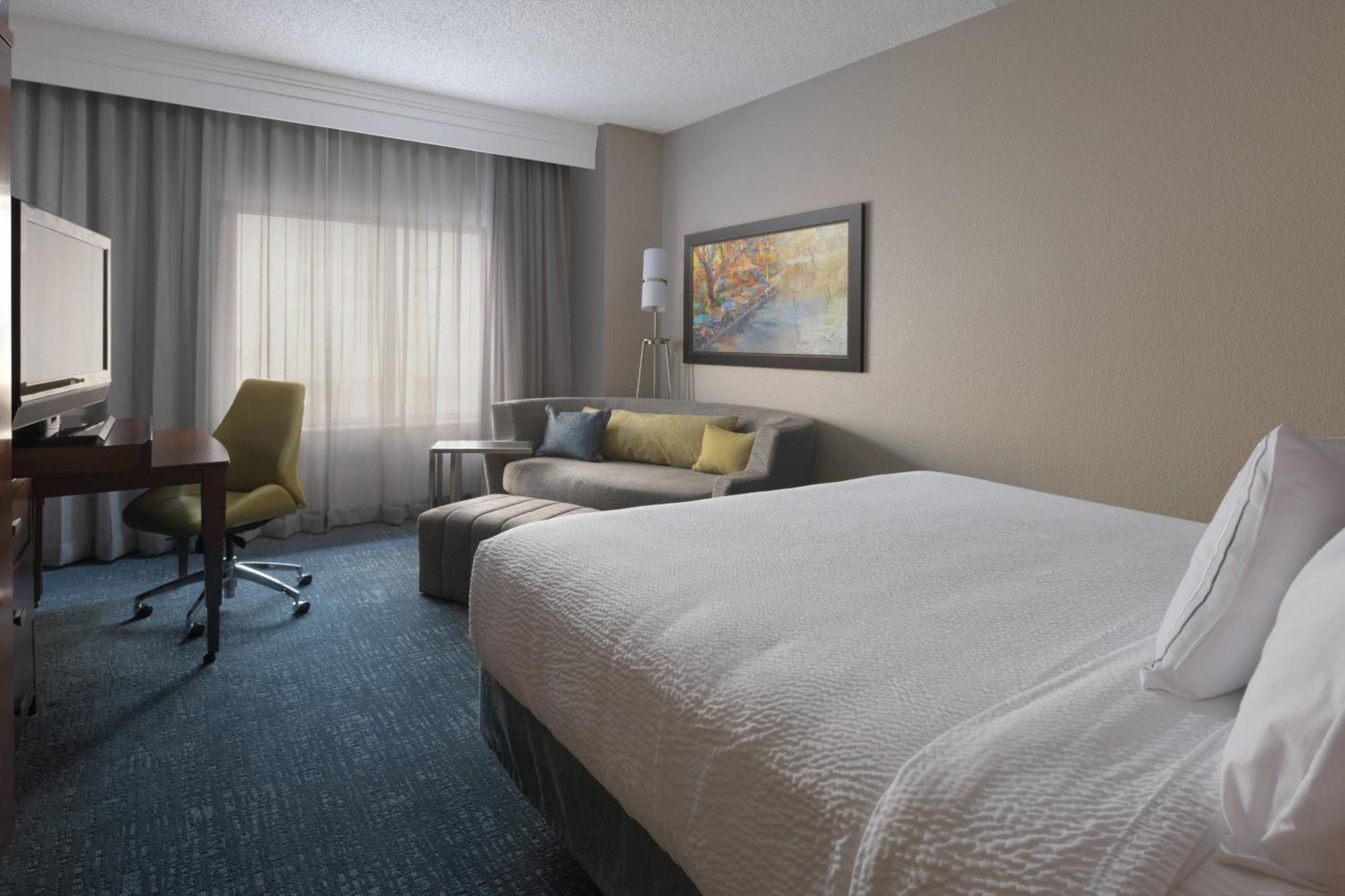 Courtyard By Marriott Riverwalk Hotel 3*