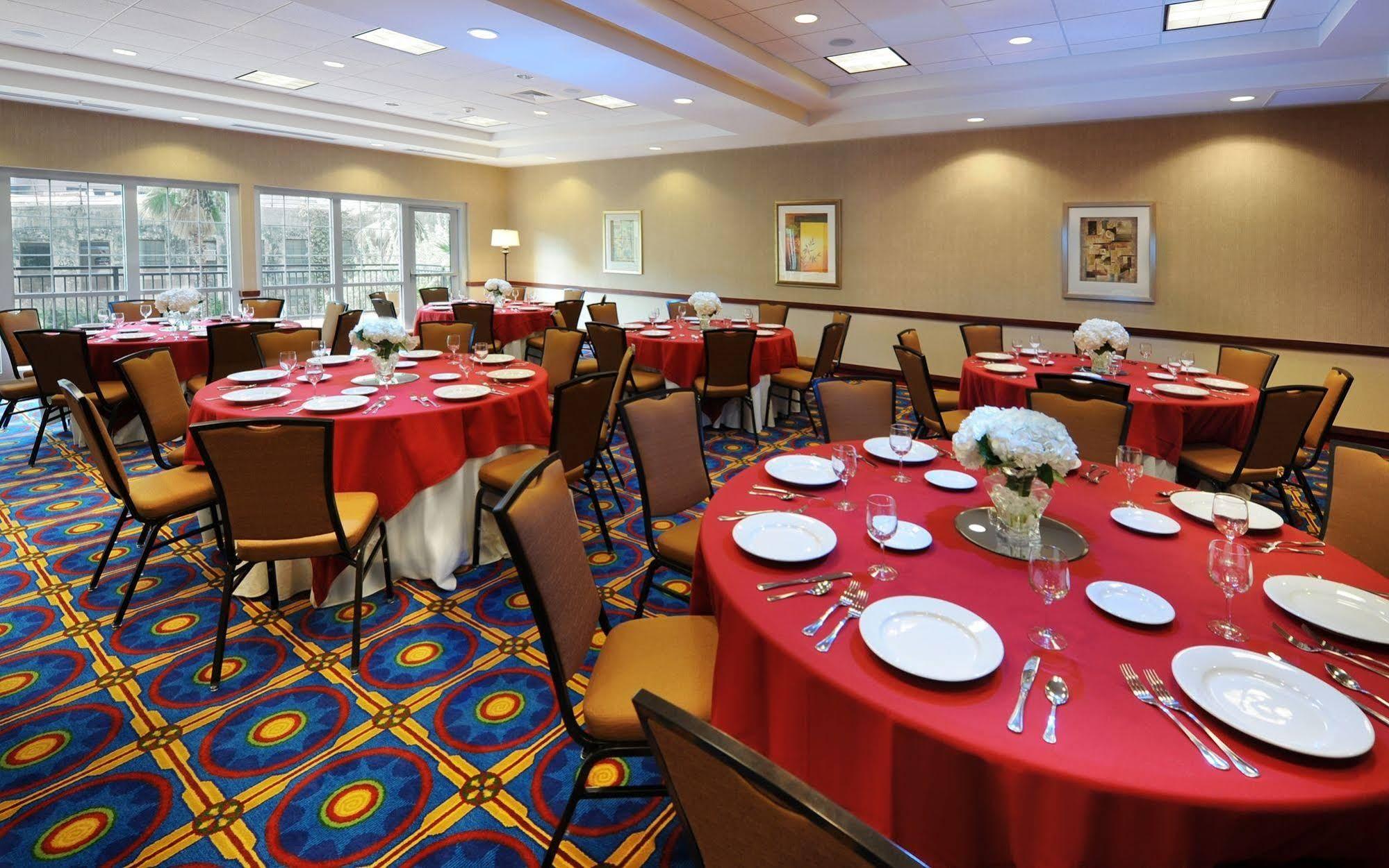 Courtyard By Marriott Riverwalk Hotel