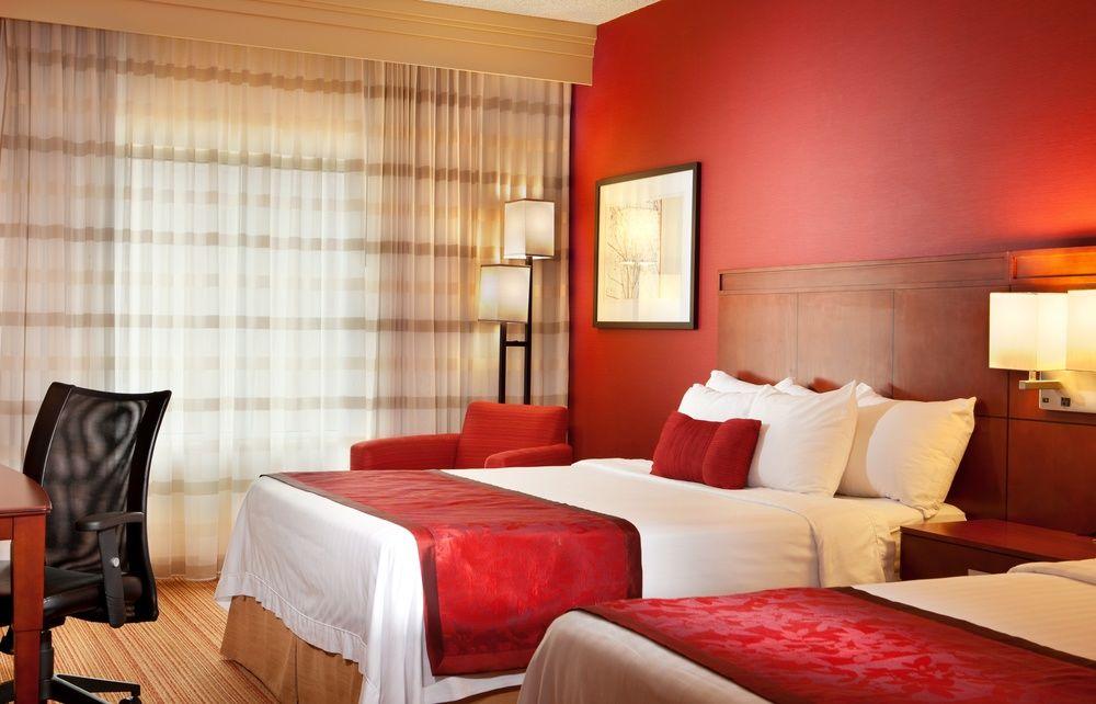 Courtyard By Marriott Riverwalk Hotel
