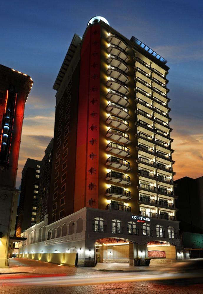 Courtyard By Marriott Riverwalk Hotel