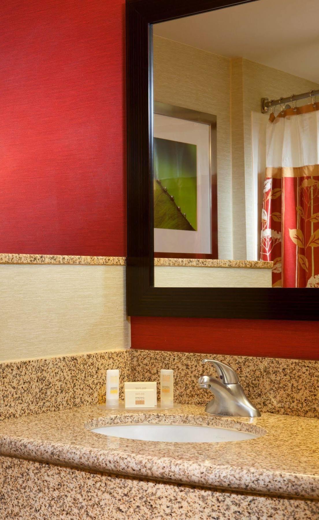 Courtyard By Marriott Riverwalk Hotel 3*
